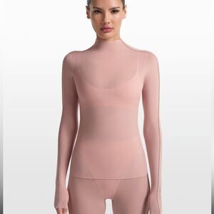 NikeSKIMS Weightless Layers
Women's Mock-Neck Long-Sleeve Top